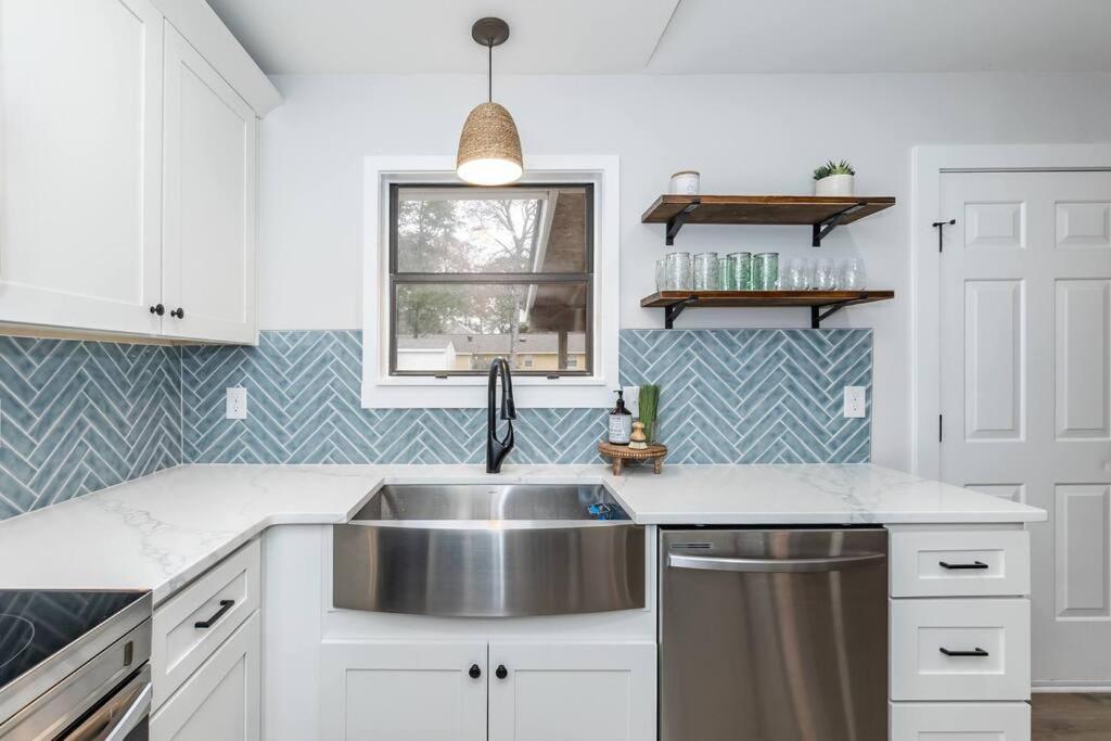 Island Joy - Newly Renovated/Walk To The Beach! Oak Island Exterior foto