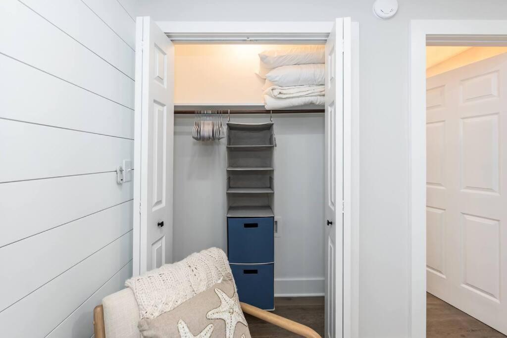 Island Joy - Newly Renovated/Walk To The Beach! Oak Island Exterior foto