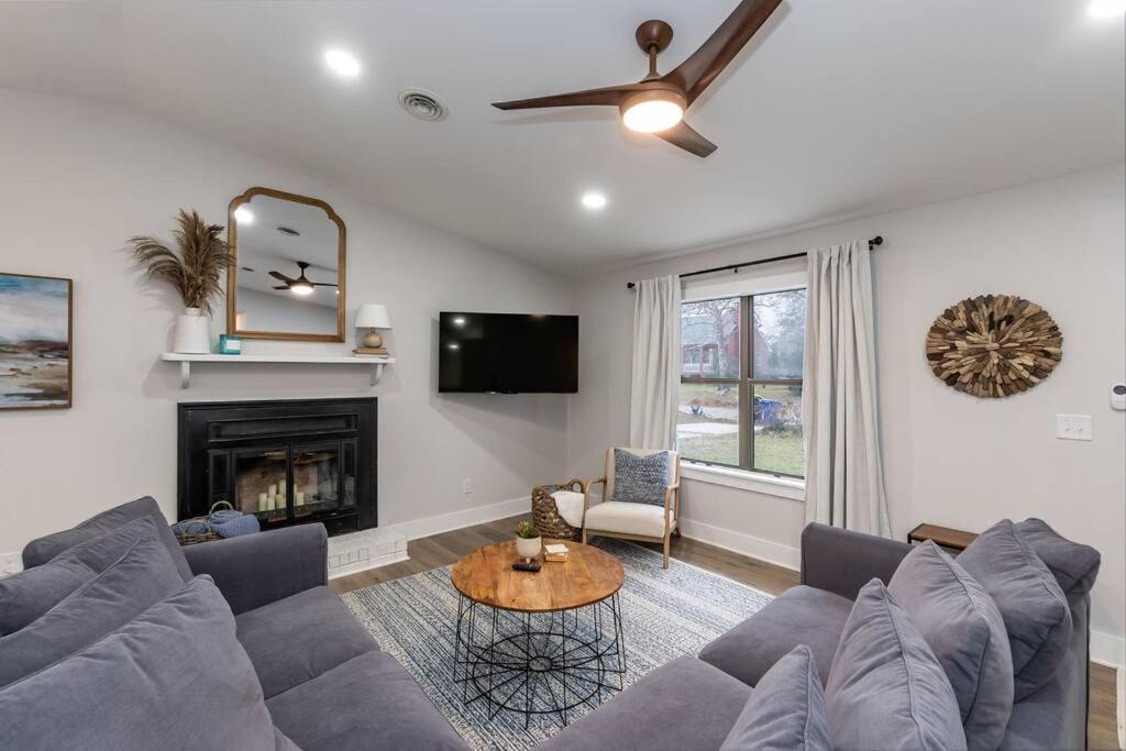 Island Joy - Newly Renovated/Walk To The Beach! Oak Island Exterior foto